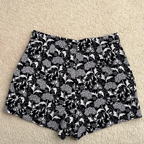 Black/gray pattern skort - Picture 2 of 6